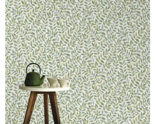 Tapete mit Blättermuster im Hintergrund, Teekanne und Schalen auf einem Tisch