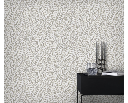 Scène avec un papier peint à motifs de feuilles et une table de chevet