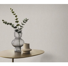 Gros plan d'un papier peint à motifs avec table et vases