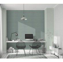 Bureau lumineux avec bureau, ordinateur et deux chaises