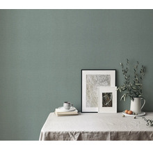 Gros plan d'un mur avec du papier peint textile dans un salon