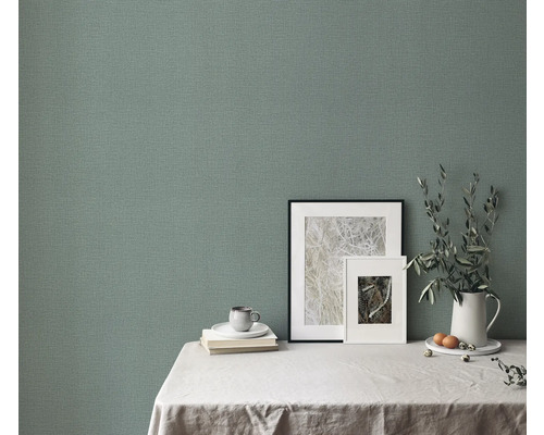 Gros plan d'un mur avec du papier peint textile dans un salon