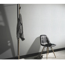 Scène avec porte-manteau, veste, chaise et chaussures