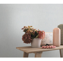 Gros plan d'un papier peint texturé avec des décorations sur une table en bois