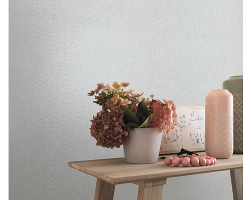 Gros plan d'un papier peint texturé avec des décorations sur une table en bois