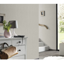 Pièce à vivre avec du papier peint structuré au mur