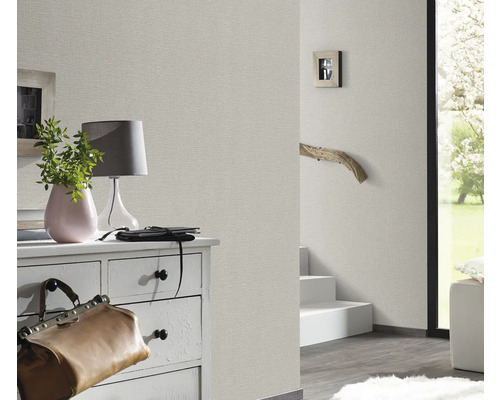 Pièce à vivre avec du papier peint structuré au mur