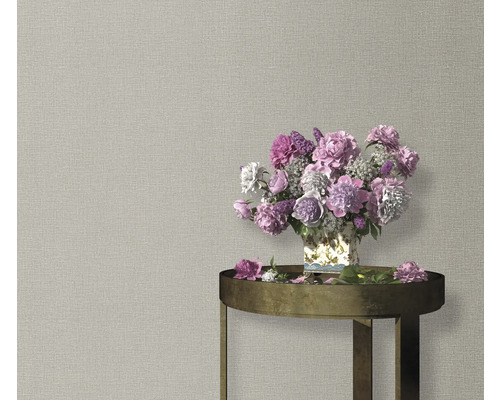 Scène avec papier peint uni et table avec des fleurs