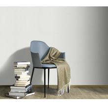 Ambiance décorative avec chaise, couverture et pile de livres