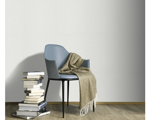 Ambiance décorative avec chaise, couverture et pile de livres