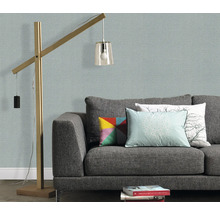 Salon avec canapé gris, coussins et lampadaire