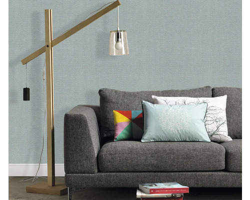 Salon avec canapé gris, coussins et lampadaire