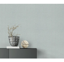 Scène avec papier peint intissé, armoire, décoration et plante