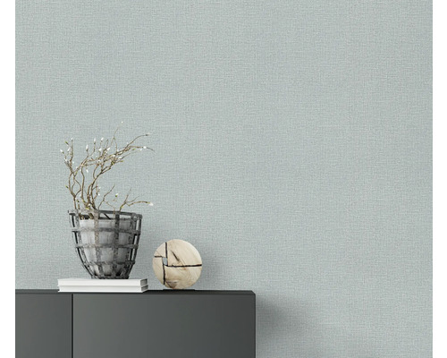 Scène avec papier peint intissé, armoire, décoration et plante