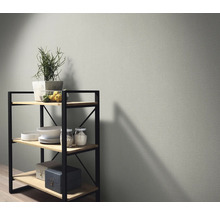 Étagère avec décoration devant un mur