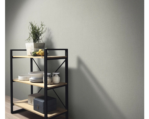 Étagère avec décoration devant un mur