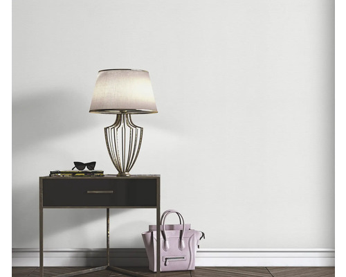 Intérieur décoratif avec lampe de table, table de chevet, sac à main et accessoires