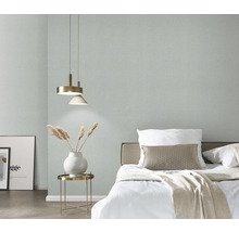 Chambre à coucher avec revêtement mural, lit et table de chevet