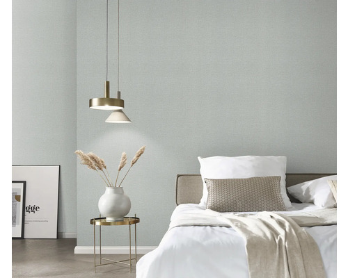 Chambre à coucher avec revêtement mural, lit et table de chevet