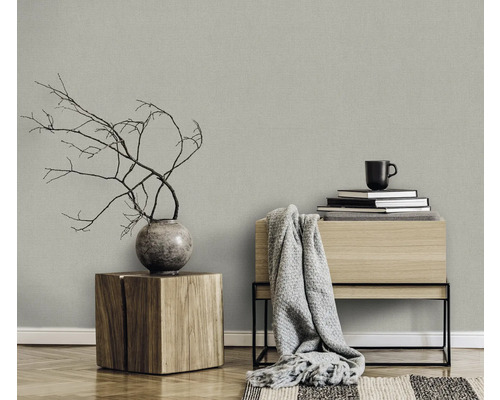 Salon avec papier peint textile, tabouret en bois et décoration pour une ambiance chaleureuse