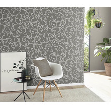 Espace de vie avec papier peint à motifs gris avec un motif floral