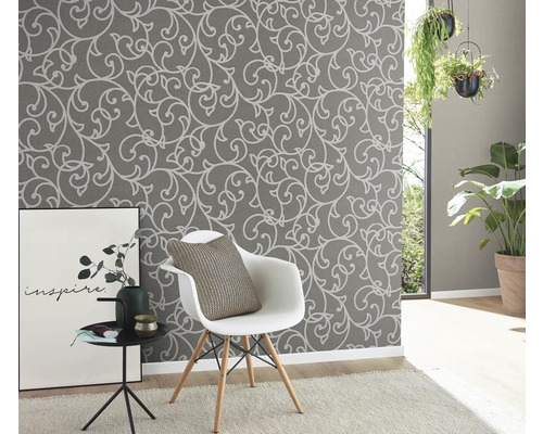 Espace de vie avec papier peint à motifs gris avec un motif floral