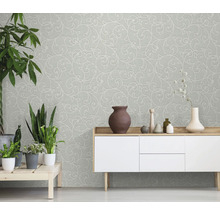 Salon avec papier peint à motifs et buffet moderne