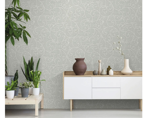 Salon avec papier peint à motifs et buffet moderne