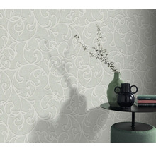 Papier peint à motif floral dans un espace de vie avec une table et des décorations