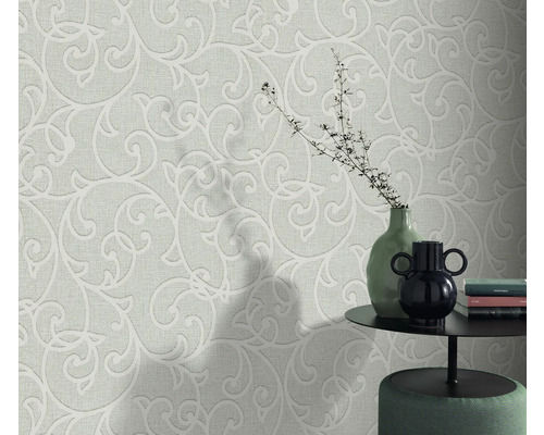 Papier peint à motif floral dans un espace de vie avec une table et des décorations