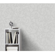 Mur avec papier peint intissé à motif de vrilles