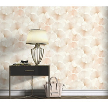 Décoration murale avec motif de papier peint floral, lampe de chevet et sac à main.