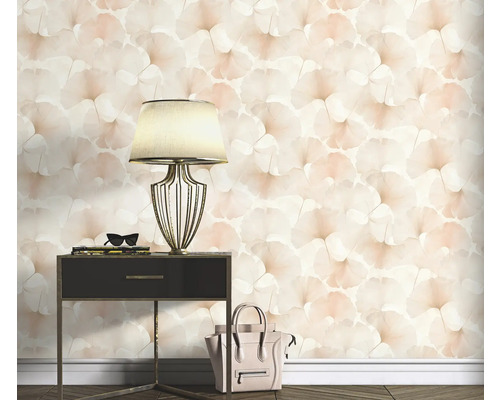 Décoration murale avec motif de papier peint floral, lampe de chevet et sac à main.