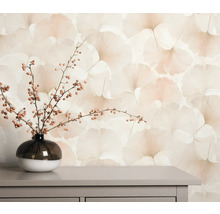 Scène d'intérieur avec papier peint à motifs, table et vase avec des branches