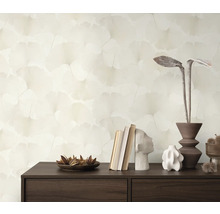 Dekoratives Interieur mit einer mit Blättern gemusterten Tapete und einer Kommode