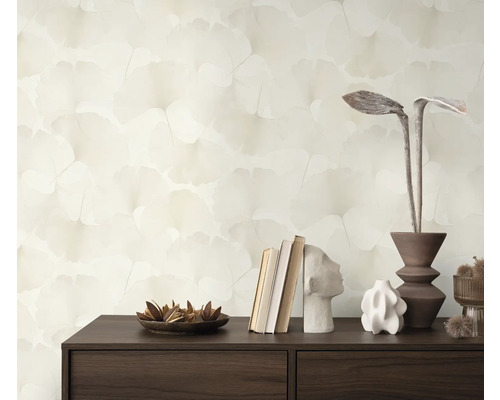 Dekoratives Interieur mit einer mit Blättern gemusterten Tapete und einer Kommode