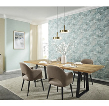 Esszimmer mit Holztisch, Stühlen, Pendelleuchten und gemusterter Tapete