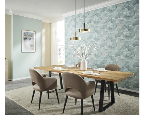 Esszimmer mit Holztisch, Stühlen, Pendelleuchten und gemusterter Tapete