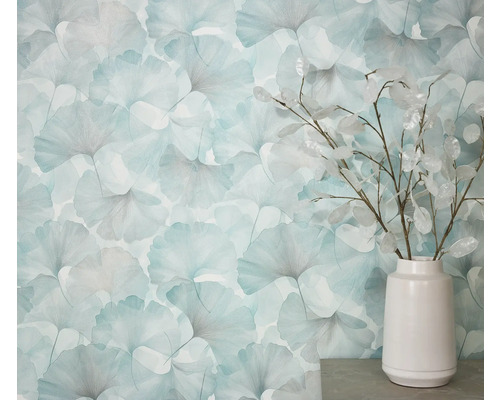 Wand mit Ginkgo-Blätter-Tapete und Vase mit Zweigen