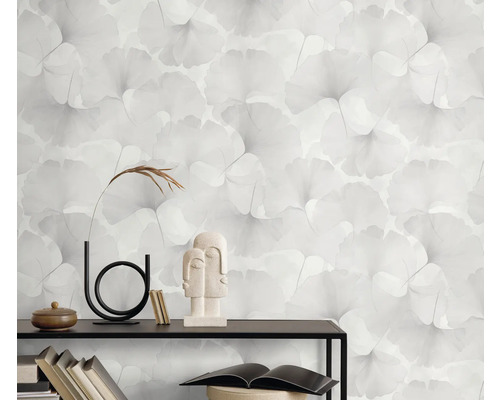 Dekorative Wand mit Ginkgo-Blätter-Tapete, Bücherregal, Vasen und Skulpturen