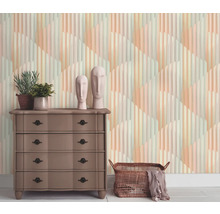 Raumansicht mit Kommode, Dekoration und gemusterter Tapete