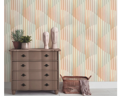 Raumansicht mit Kommode, Dekoration und gemusterter Tapete