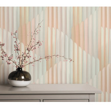 Helle Tapete mit Streifenmuster im Raum, Dekoration mit Blumen in Vase auf Kommode