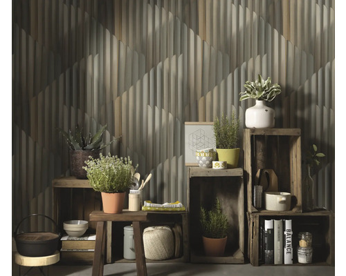 Dekoratives Interieur mit Wandgestaltung, Pflanzen und Holzkisten