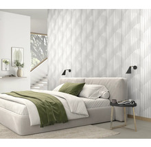 Schlafzimmer mit Bett, Nachttisch und Wandpaneelen