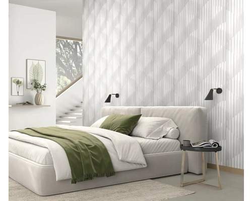 Schlafzimmer mit Bett, Nachttisch und Wandpaneelen