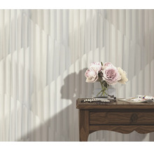 Dekorative Wand mit Blumenvase auf Kommode.