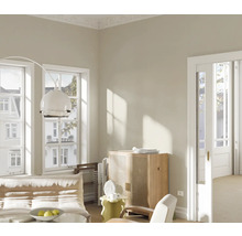 Pièce à vivre lumineuse avec canapé, armoire et lumière naturelle