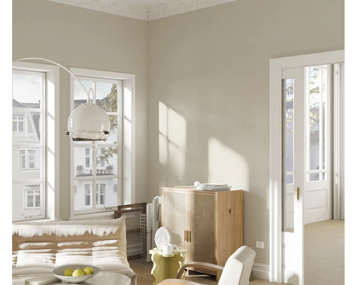 Pièce à vivre lumineuse avec canapé, armoire et lumière naturelle