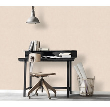 Arbeitszimmer mit Schreibtisch, Bürostuhl, Lampe und Bücherkorb